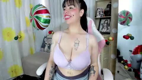 Snapshot of sussy_vanguash chatting on December 16, 2:22 pm sussy_vanguash online show from December 16, 2:22 pm