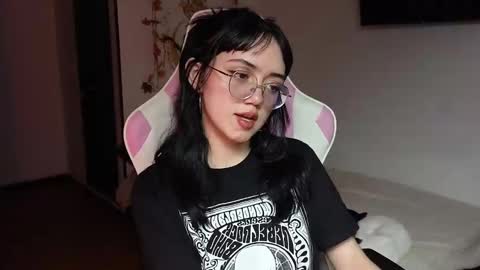 Snapshot of suzumi_ chatting on December 14, 4:42 pm Jadde online show from December 14, 4:42 pm