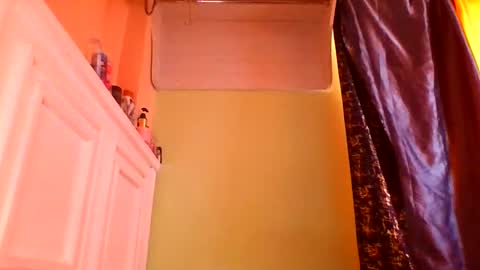 Snapshot of sweet52537 chatting on April 6, 7:31 am sweet52537 online show from April 6, 7:31 am