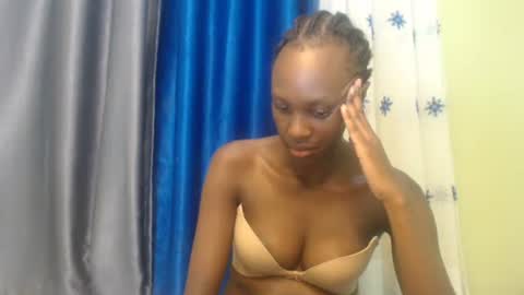Snapshot of sweet69petyte chatting on December 14, 4:20 pm Petite Queen online show from December 14, 4:20 pm