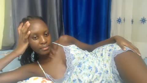 Snapshot of sweet69petyte chatting on December 14, 7:46 pm Petite Queen online show from December 14, 7:46 pm