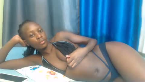 Snapshot of sweet69petyte chatting on December 23, 7:49 am Petite Queen online show from December 23, 7:49 am