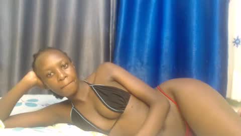 Snapshot of sweet69petyte chatting on December 27, 7:29 am Petite Queen online show from December 27, 7:29 am