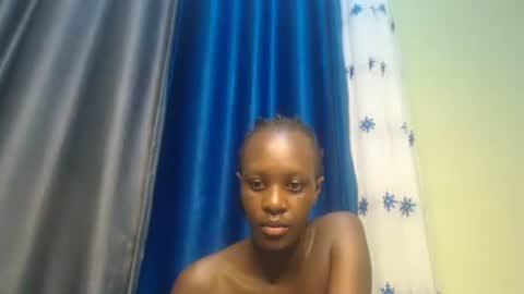 Snapshot of sweet69petyte chatting on January 5, 6:35 am Petite Queen online show from January 5, 6:35 am