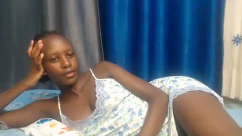 Snapshot of sweet69petyte chatting on January 5, 8:42 pm Petite Queen online show from January 5, 8:42 pm