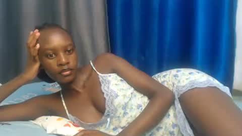 Snapshot of sweet69petyte chatting on January 6, 4:26 am Petite Queen online show from January 6, 4:26 am