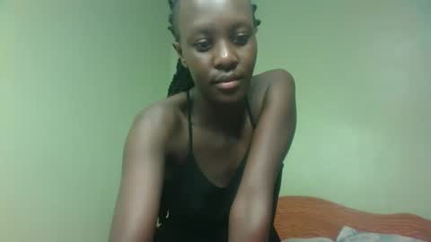 Snapshot of sweet69petyte chatting on January 17, 1:35 pm Petite Queen online show from January 17, 1:35 pm