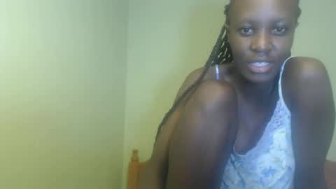 Snapshot of sweet69petyte chatting on January 24, 7:19 am Petite Queen online show from January 24, 7:19 am