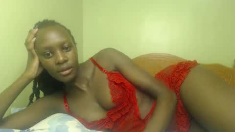 Snapshot of sweet69petyte chatting on January 25, 8:21 am Petite Queen online show from January 25, 8:21 am