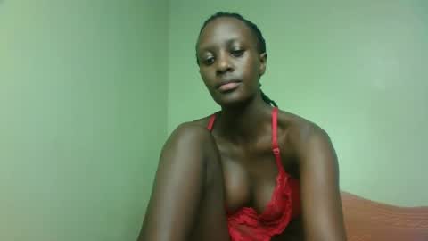 Snapshot of sweet69petyte chatting on February 1, 9:43 am Petite Queen online show from February 1, 9:43 am