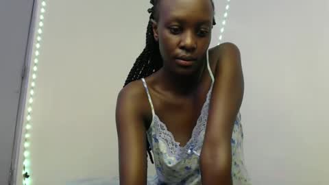 Snapshot of sweet69petyte chatting on February 6, 9:43 am Petite Queen online show from February 6, 9:43 am