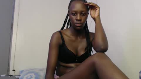 Snapshot of sweet69petyte chatting on February 10, 6:42 am Petite Queen online show from February 10, 6:42 am
