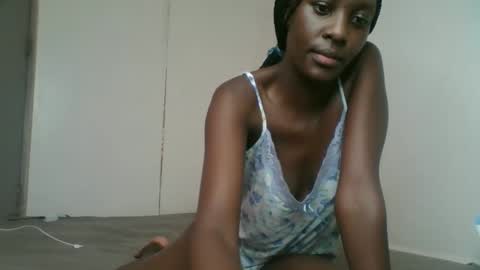 Snapshot of sweet69petyte chatting on February 13, 3:35 pm Petite Queen online show from February 13, 3:35 pm