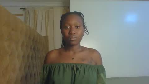 Snapshot of sweet_camila5 chatting on October 26, 12:11 pm Camila online show from October 26, 12:11 pm