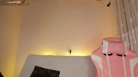 Snapshot of sweet_carine chatting on January 17, 1:35 pm camil online show from January 17, 1:35 pm