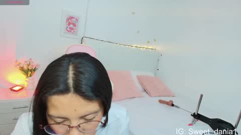 sweet_dania_ online show from September 18, 8:49 am