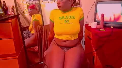 Snapshot of sweet_dhalia chatting on December 15, 8:35 pm SweetDahlia online show from December 15, 8:35 pm