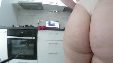 Snapshot of sweet_ella chatting on January 9, 10:52 am           online show from January 9, 10:52 am