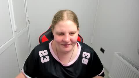 Snapshot of sweet_karla_la chatting on June 6, 1:38 pm Karla online show from June 6, 1:38 pm