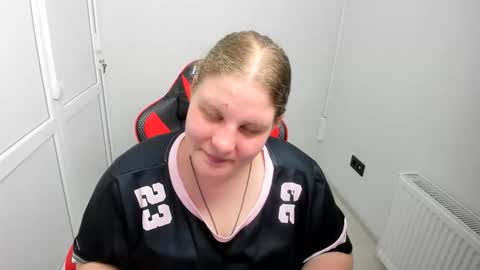 Snapshot of sweet_karla_la chatting on June 8, 1:11 pm Karla online show from June 8, 1:11 pm