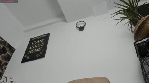 Snapshot of sweet_kitty2000 chatting on December 16, 9:46 am Alesy online show from December 16, 9:46 am