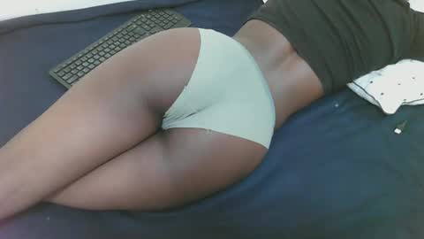 Snapshot of sweet_larra chatting on November 4, 7:51 am sweet_larra online show from November 4, 7:51 am