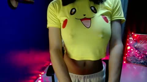 Snapshot of sweet_like_angel143 chatting on May 22, 12:18 am angie online show from May 22, 12:18 am