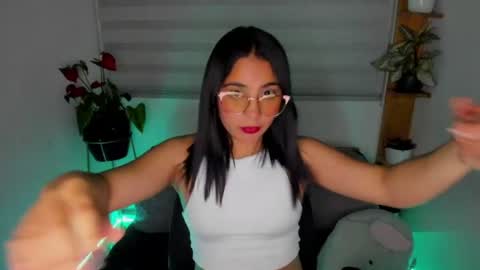Snapshot of sweet_lina1 chatting on June 16, 12:02 am Lina online show from June 16, 12:02 am