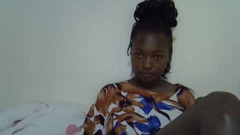 Snapshot of sweet_lunaz chatting on October 18, 9:21 am sweet_lunaz online show from October 18, 9:21 am