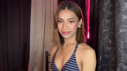 Snapshot of sweet_nikki03 chatting on December 2, 6:36 pm sweet_nikki03 online show from December 2, 6:36 pm