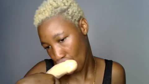 Snapshot of sweet_pussy04 chatting on June 6, 5:17 pm sweet girl online show from June 6, 5:17 pm