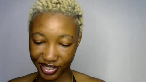 Snapshot of sweet_pussy04 chatting on June 23, 5:05 am sweet girl online show from June 23, 5:05 am