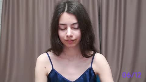 Snapshot of sweet_sweet_angel chatting on December 6, 2:06 pm Angel online show from December 6, 2:06 pm