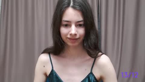 Snapshot of sweet_sweet_angel chatting on December 13, 11:45 am Angel online show from December 13, 11:45 am
