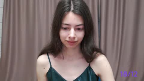 Snapshot of sweet_sweet_angel chatting on December 18, 10:51 am Angel online show from December 18, 10:51 am