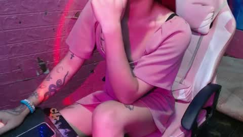 sweet_vina18 online show from November 23, 7:30 am