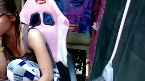 Snapshot of sweet_vina18 chatting on February 19, 8:32 am sweet_vina18 online show from February 19, 8:32 am