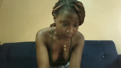 Snapshot of sweet_zella chatting on May 16, 5:37 am zellate online show from May 16, 5:37 am