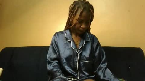 Snapshot of sweet_zella chatting on May 17, 1:14 am zellate online show from May 17, 1:14 am