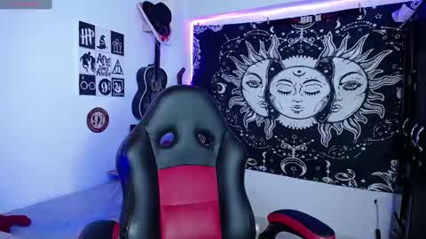 Snapshot of sweetbitter_ chatting on February 12, 7:56 pm sweetbitter_ online show from February 12, 7:56 pm