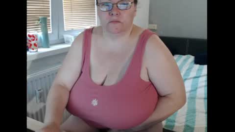 Sweetboobs85h online show from July 6, 3:14 pm