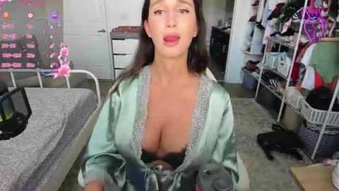 Snapshot of sweetbuttocks chatting on February 3, 9:09 pm Anna online show from February 3, 9:09 pm