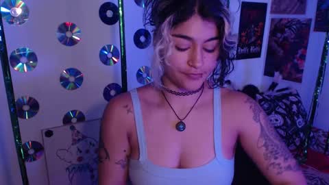 Snapshot of sweetdevil631 chatting on October 9, 4:49 pm Abril online show from October 9, 4:49 pm