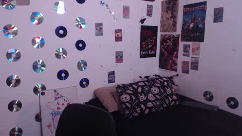 Snapshot of sweetdevil631 chatting on December 15, 2:43 pm Abril online show from December 15, 2:43 pm