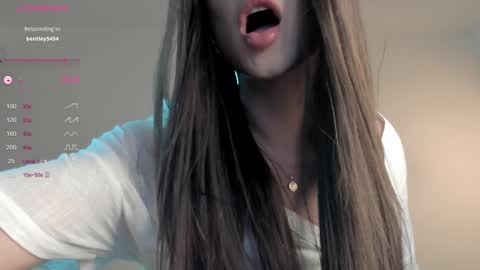 Snapshot of sweetest_bella chatting on December 27, 12:39 am Bella online show from December 27, 12:39 am