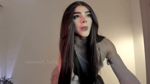 Snapshot of sweetest_bella chatting on December 16, 11:21 pm Bella online show from December 16, 11:21 pm