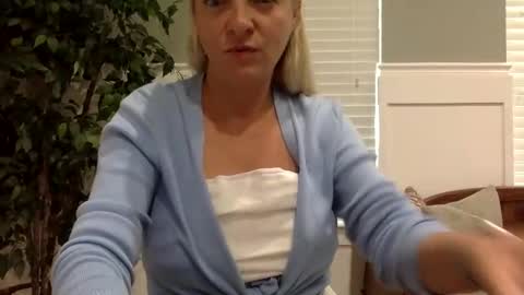 Snapshot of sweetgapeach1 chatting on September 18, 2:30 pm sweetgapeach1 online show from September 18, 2:30 pm