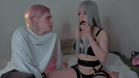 Snapshot of sweethearts_friends chatting on February 23, 9:12 pm sweethearts_friends online show from February 23, 9:12 pm