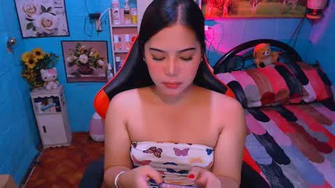 Snapshot of sweetienicole chatting on February 19, 8:01 am Nicole online show from February 19, 8:01 am