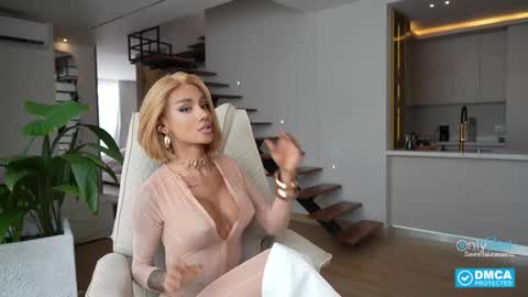 Snapshot of sweetlaurasaenz chatting on October 19, 3:45 pm Laura Saenz Geminis online show from October 19, 3:45 pm